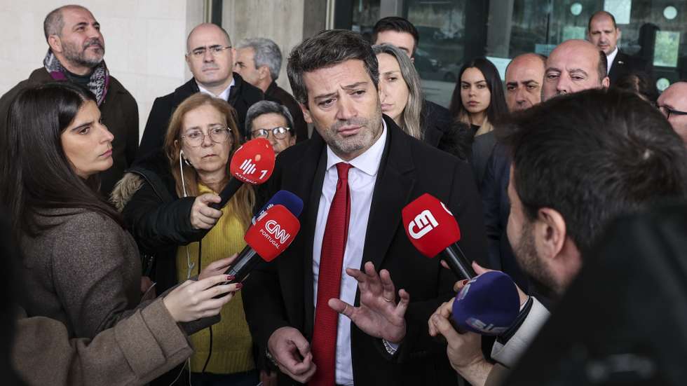 O presidente e candidato à presidência da República, André Ventura, fala aos jornalistas no final da sua audiência no Tribunal onde prossegue julgamento da ação interposta contra os cartazes o presidenciais sobre a comunidade cigana, no Palácio da Justiça, em Lisboa, 18 de dezembro de 2025. Em causa está a decisão do juiz sobre a retirada ou não dos cartazes, que dizem "Os ciganos têm de cumprir a lei". Os visados exigem que André Ventura seja obrigado a pagar uma multa de 5 mil euros por cada dia de atraso ou por cartazes que venham a ser colocados com um conteúdo idêntico. JOÃO RELVAS/LUSA