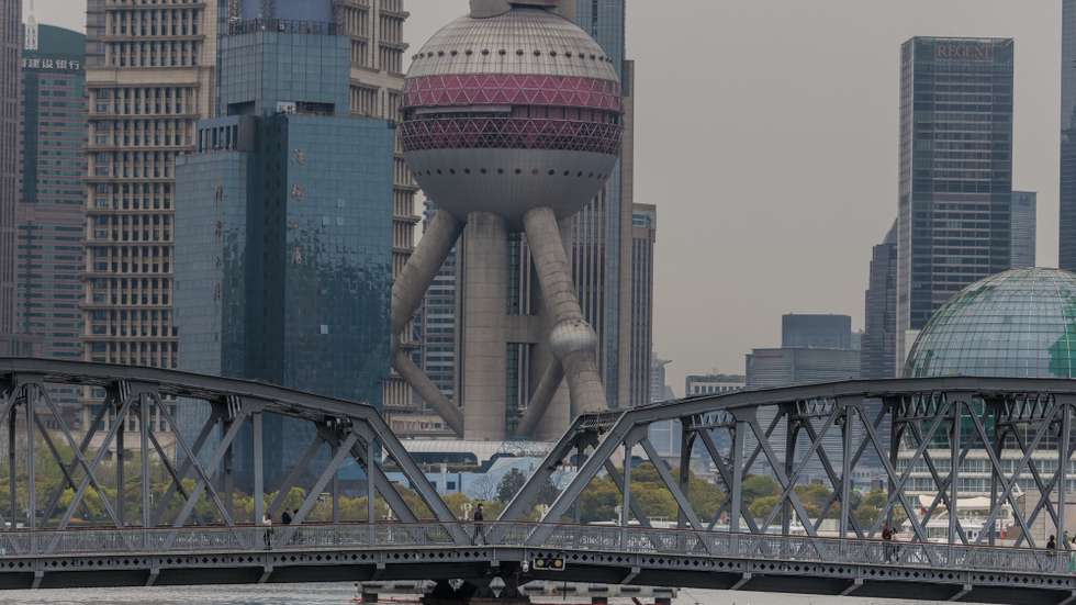 epa09860200 A man walks over a bridge amid the lockdown, in Puxi side of the city, in Shanghai, China, 30 March 2022. Shanghai city imposed a strict lockdown amid the COVID-19 resurgence. A complete lockdown hits the two biggest areas in the city, divided by the Huangpu River. East of the Huangpu River, Pudong area, lockdown started on 28 March to 1 April, while west area, Puxi, will have a lockdown from 1 April to 5 April.  EPA/ALEX PLAVEVSKI