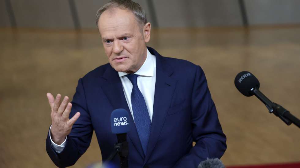 epa12671570 Poland's Prime Minister Donald Tusk speaks to the media as he arrives for an informal meeting of the members of the European Council in Brussels, Belgium, 22 January 2026. EU leaders are holding an emergency informal summit to address an escalation in transatlantic tensions regarding Greenland and new US trade threats.  EPA/OLIVIER MATTHYS