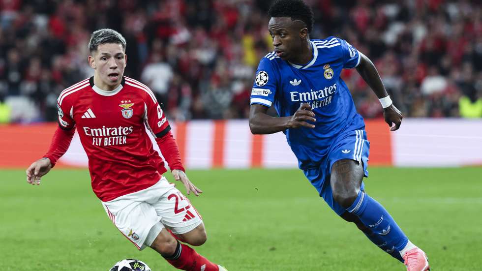 epa12752007 Benfica's Gianluca Prestianni (L) vies for the ball with Real Madrid's Vinicius Junior during the UEFA Champions League soccer match between Benfica and Real Madrid, in Lisbon, Portugal, 17 February 2026.  EPA/JOSE SENA GOULAO