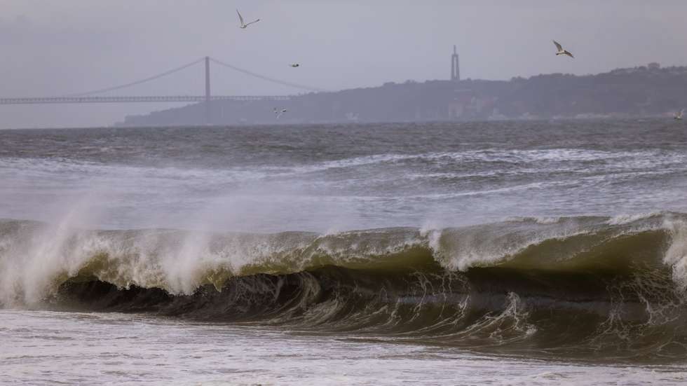 Ondas quebram junto à areia devido aos efeitos da Depressão Kristin, na Praia de Santo Amaro de Oeiras, 02 de fevereiro de 2026. JOSÉ SENA GOULÃO/LUSA