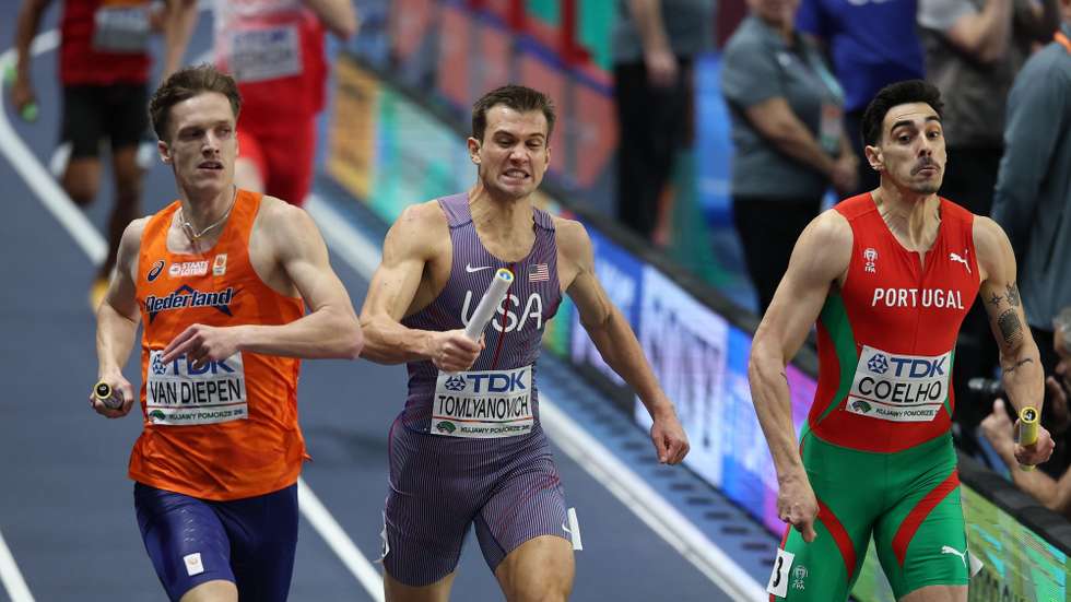 epa12840872 TJ Tomlyanovich (C) of USA, Tony van Diepen (L) of Netherlands and Joao Coelho (R) of Portugal competes in the Men's 4x400m relay at the World Athletics Indoor Championships at the Arena Torun, in Torun, Poland, 22 March 2026.  EPA/Lukasz Gagulski POLAND OUT