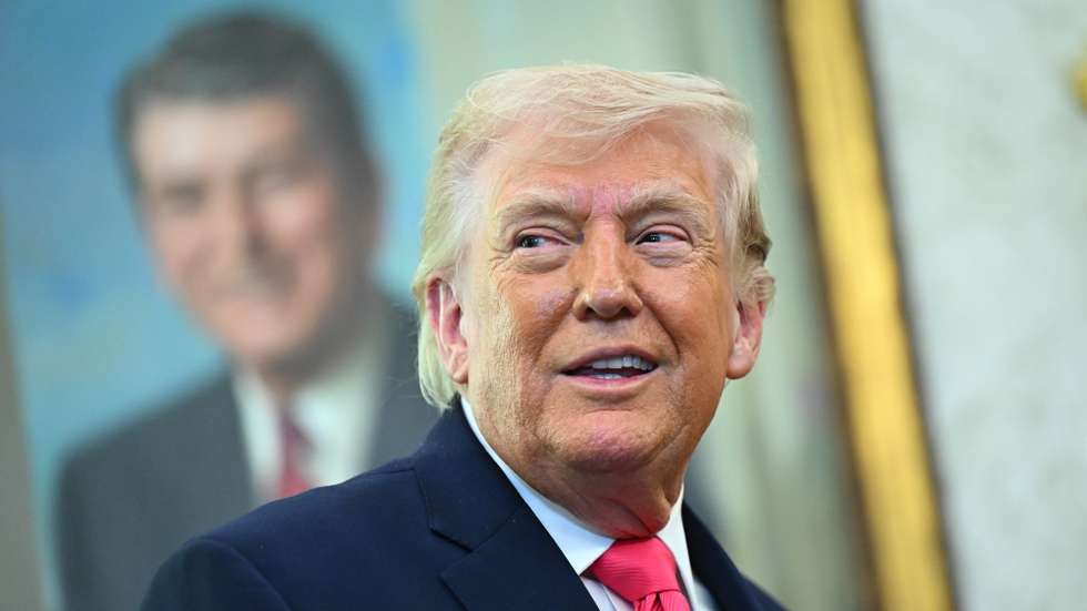 epa12847034 US President Donald Trump speaks during a swearing-in ceremony in the Oval Office of the White House in Washington, DC, USA, 24 March 2026. Markwayne Mullin was confirmed as Department of Homeland Security (DHS) secretary, placing the Oklahoma senator in charge of a Trump administration immigration crackdown that has triggered a 37-day funding shutdown of the cabinet agency.  EPA/GRAEME SLOAN / POOL
