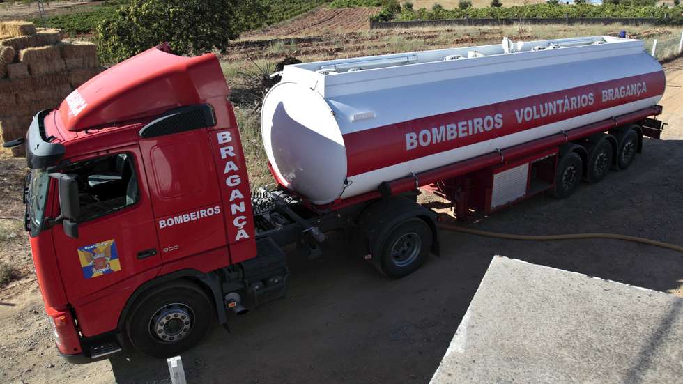 Bombeiros de Bragança abastecem de água a principal  mãe-de-água de Coelhoso, devido à seca e ao aumento de população emigrante no mês de Agosto, na aldeia de Coelhoso, em Bragança, 30 de Agosto de 2009. (ACOMPANHA TEXTO). MANUEL TELES/LUSA