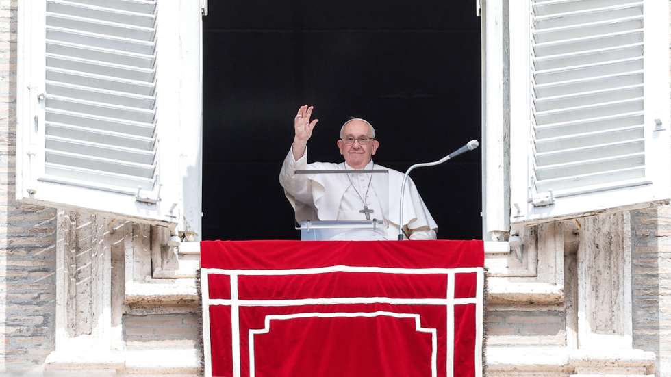 epa10587370 Pope Francis waves from his office window overlooking Saint Peter's Square during the Regina Caeli prayer, Vatican City, 23 April 2023.  EPA/GIUSEPPE LAMI