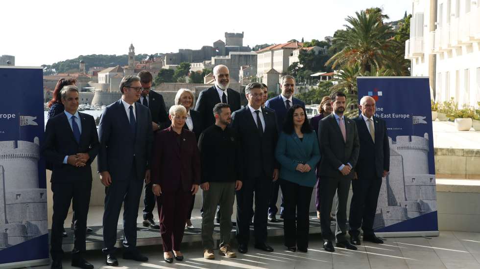 epa11650850 Croatian Prime Minister Andrej Plenkovic (C-R) and Ukrainian President Volodymyr Zelensky (C-L), with other participants pose for family photo during the Ukraine - Southeast Europe high level meeting in Dubrovnik, Croatia, 09 October 2024. The Ukraine-Southeast Europe summit in Dubrovnik, hosted by Croatia, focuses on condemning Russian aggression, supporting Ukraine's European Union path, and enhancing Croatia's bilateral aid in humanitarian efforts and war crime sanctions, with participation from Southeast European leaders.  EPA/ANTONIO BAT
