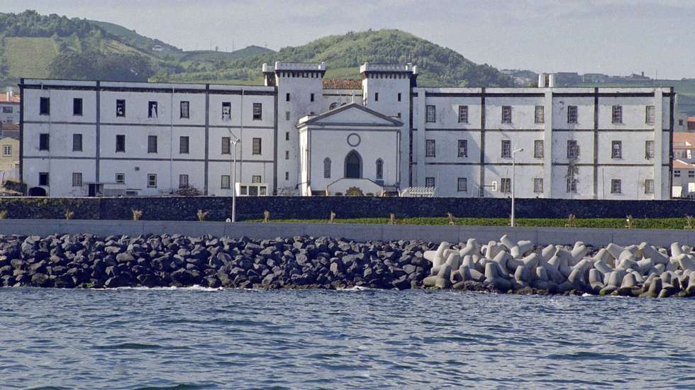Depois de um projeto-piloto, que envolveu 15 reclusos do Estabelecimento Prisional de Ponta Delgada, em 2024, o programa será agora implementado nas duas maiores cadeias dos Açores