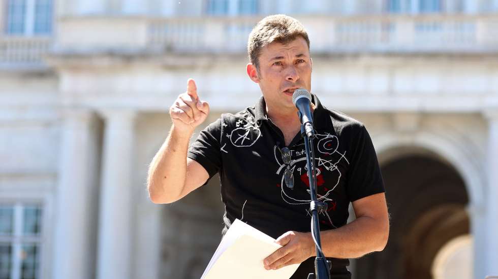 O líder da plataforma cívica &quot;Convergência pela Cultura&quot;, Alexandre Morais, discursa durante um protesto junto ao Palácio da Ajuda, em Lisboa, 01 de setembro de 2020. Os agentes culturais da sociedade civil participam voluntariamente num &quot;drink&quot; de copo vazio &quot;em alusão ao vazio de respostas concretas por parte do Governo às reivindicações que recebeu de todas as organizações ligadas ao setor&quot;. ANTÓNIO PEDRO SANTOS/LUSA