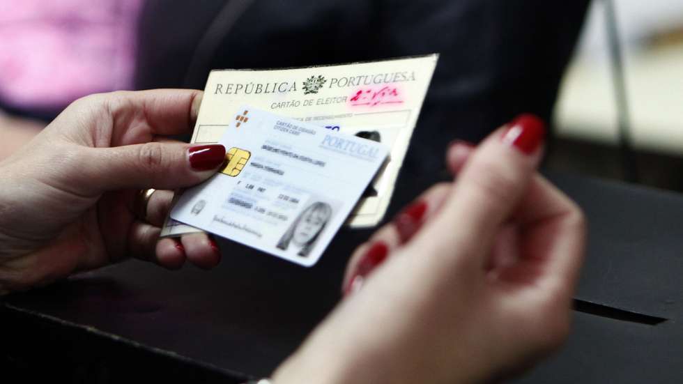 Um eleitor com o cartão de cidadão e cartão de eleitor aguarda boletim de voto para votar nas Eleições Presidenciais 2011, em Lisboa, 23 de janeiro de 2011. JOAO RELVAS/LUSA