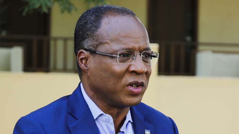 O presidente do MpD, Ulisses Correia e Silva, fala durante uma entrevista à agência Lusa, no âmbito das eleições legislativas do próximo dia 18 de abril, na Praia, Cabo Verde, 18 de março de 2021. O candidato a primeiro-ministro, acusa a oposição de “desejar” o descalabro da Cabo Verde Airlines (CVA) para retirar “aproveitamento político” e garante que o Estado não injetou qualquer verba na companhia desde a privatização. (ACOMPANHA TEXTO DA LUSA DO DIA 30 DE MARÇO DE 2021). FERNANDO DE PINA/LUSA