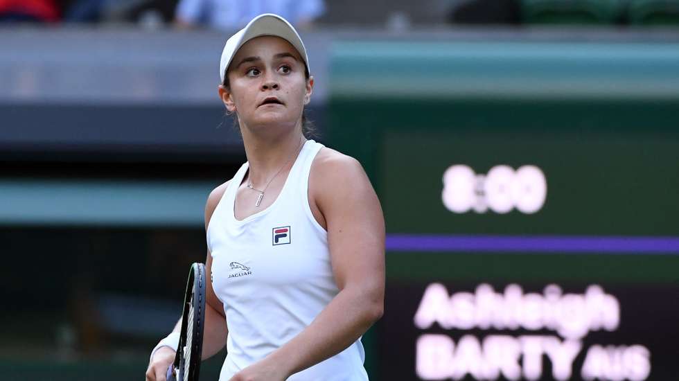 epa09321143 Ashleigh Barty of Australia in action during the 3rd round match against Katerina Siniakova of the Czech Republic at the Wimbledon Championships, in Wimbledon, Britain, 03 July 2021.  EPA/FACUNDO ARRIZABALAGA   EDITORIAL USE ONLY