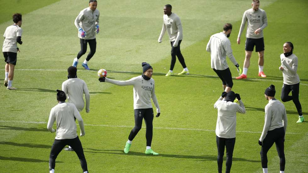 epa11267047 Paris Saint Germain's Kylian Mbappe (C) attends the team's training session at the PSG Campus training center in Poissy, west of Paris, France, 09 April 2024. Paris Saint Germain will face FC Barcelona in a UEFA Champions League quarter final, 1st leg soccer match on 10 April.  EPA/YOAN VALAT