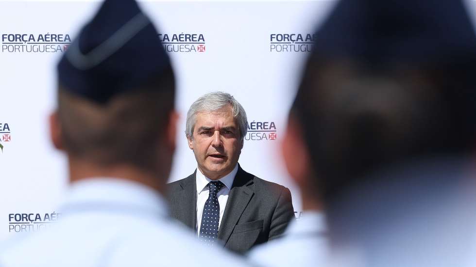 O ministro da Defesa Nacional, Nuno Melo, discursa na cerimónia militar das comemorações do 72º. Aniversário dia da Força Aérea, que este ano realizaram-se em Portimão, 6 de julho de 2024. LUÍS FORRA/ LUSA