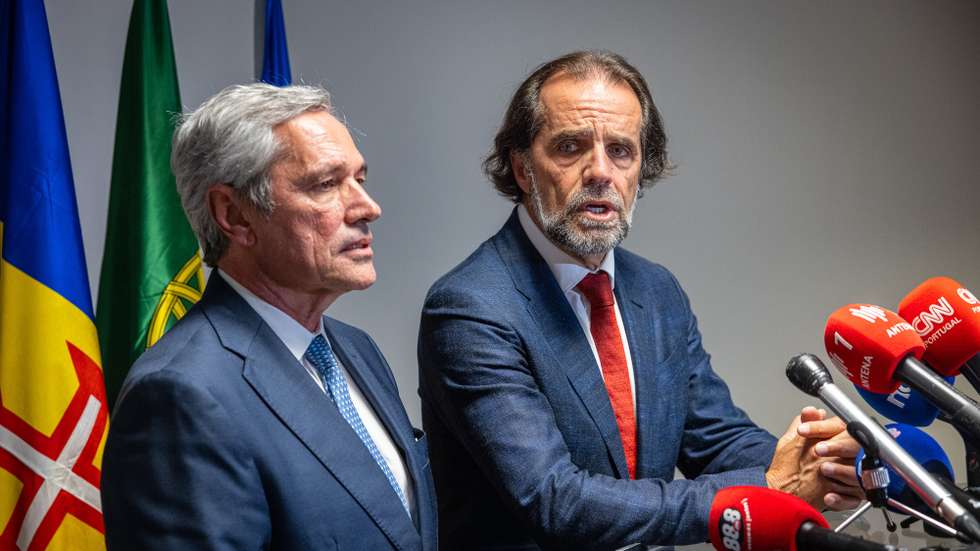 Miguel Albuquerque (D), presidente do PSD Madeira, e José Manuel Rodrigues, presidente do Partido Popular (CDS-PP) da Madeira, apresentaram hoje, em conjunto, um acordo de governação com maioria parlamentar de 24 deputados – 23 do PSD e 1 do CDS-PP – para a próxima legislatura do governo regional da Madeira, Funchal, 25 de março de 2025. GREGÓRIO CUNHA/LUSA