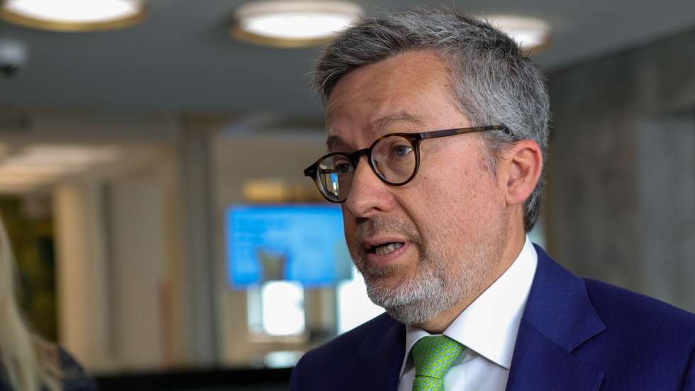 Carlos Moedas, presidente da Câmara Municipal de Lisboa, fala aos jornalistas durante a apresentação à imprensa da feira ARCOlisboa 2025, no Museu do Design, Lisboa,19 de maio de 2025.    MANUEL DE ALMEIDA/LUSA