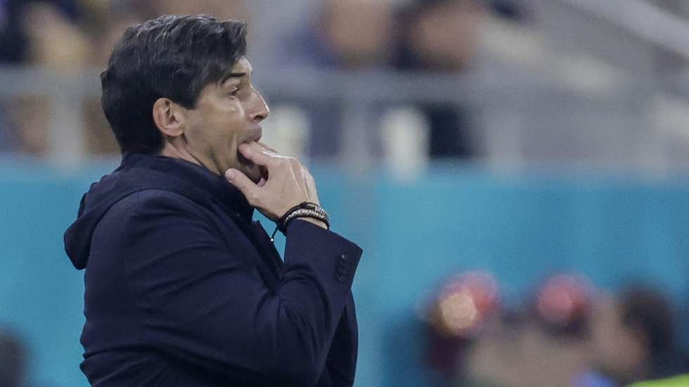 epa11944988 Olympique's head coach Paulo Fonseca reacts during the UEFA Europa League Round of 16, 1st leg soccer match between FCSB and Olympique Lyon, in Bucharest, Romania, 06 March 2025.  EPA/ROBERT GHEMENT