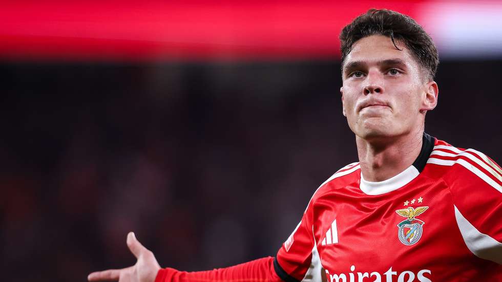 epa12515045 Benfica's Georgiy Sudakov celebrates after scoring the 1-0 goal during the Portuguese First League soccer match between SL Benfica and Casa Pia, in Lisbon, Portugal, 09 November 2025.  EPA/RODRIGO ANTUNES