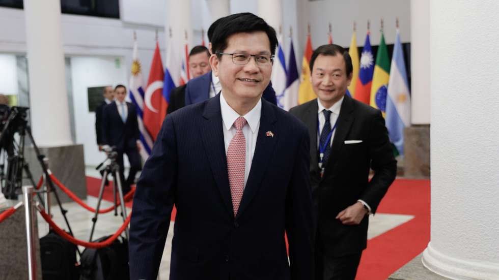 epa12232302 Taiwanese Foreign Minister Lin Chia-lung (L) attends a meeting in Asuncion, Paraguay, 11 July 2025. Lin Chia-lung began his official visit to Paraguay by laying a wreath to the nation's heroes at the National Pantheon in downtown Asuncion, as part of the commemoration of 68 years of bilateral relations.  EPA/Juan Pablo Pino