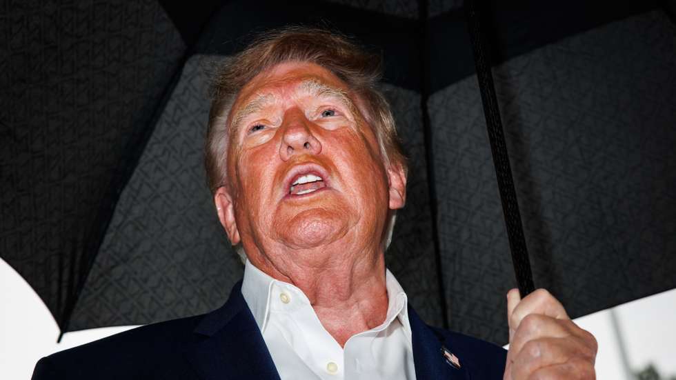 epa13266269 US President Donald Trump holds an umbrella as he speaks to the press before departing from the new South Lawn helipad in Marine One at the White House in Washington, DC, USA, 27 September 2026. Trump is heading to Medinah, Illinois where he will be attending the PGA Tour President's Cup.  EPA/Samuel Corum / POOL