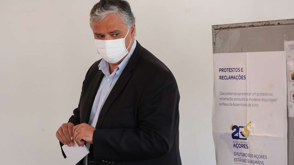 O presidente do PS/Açores e candidato às eleições legislativas da Região Autónoma dos Açores, Vasco Cordeiro, exerce o seu direito de voto em Ponta Delgada, Ilha de São Miguel, Açores, 25 de outubro de 2016. As eleições legislativas regionais dos Açores realizam-se hoje, com  228.999 eleitores inscritos. No total, 13 forças políticas concorrem aos 57 lugares da Assembleia Legislativa Regional. ANDRÉ KOSTERS/LUSA