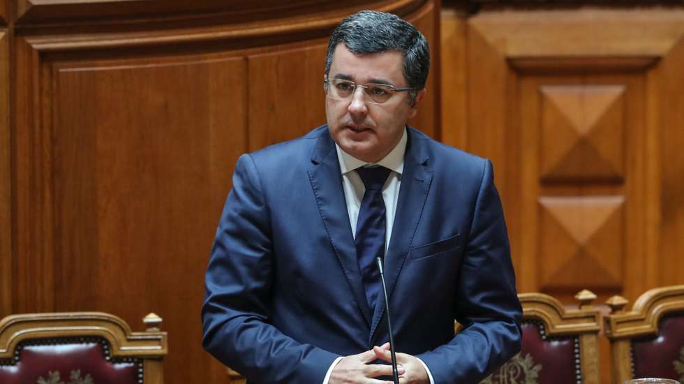 O secretário de Estado da Descentralização e da Administração Local, Jorge Botelho intervém esta tarde num debate parlamentar na Assembleia da República em Lisboa, 30 de abril de 2020. MIGUEL A. LOPES/LUSA