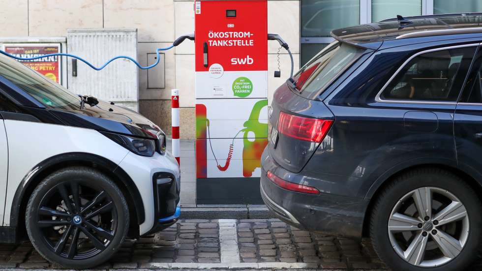epa08280754 A BMW (L) and an Audi (R) electric car are being charged at a charging point of energy supplier SWB in Bremen, northern Germany, 09 March 2020. Swb offers charging with green energy.  EPA/FOCKE STRANGMANN
