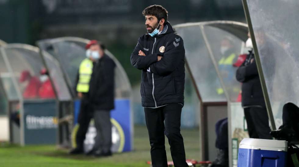 O treinador do  Nacional, Luís Freire, durante o jogo da Primeira Liga de Portugal com o Rio Ave, realizado no estádio do Rio Ave Futebol Clube, em Vila do Conde, 05 de fevereiro de 2021. ESTELA SILVA/LUSA