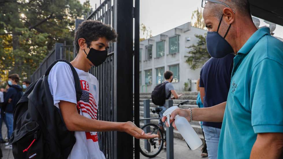 Um aluno higieniza as mãos à entrada da Escola Secundária Garcia da Orta no primeiro dia de aulas em plena pandemia de Covid-19, no Porto, 17 de setembro de 2020. JOSÉ COELHO/LUSA