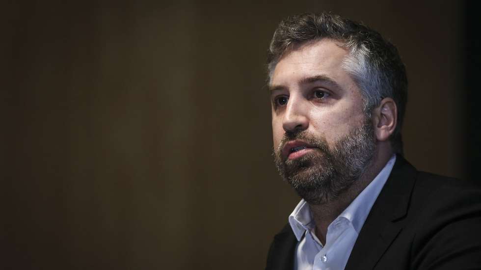 O ministro das Infraestruturas da Habitação, Pedro Nuno Santos, discursa no encerramento da apresentação do plano ferroviário nacional, no Laboratório Nacional de Engenharia Civil, em Lisboa, 19 de abril de 2021. RODRIGO ANTUNES/LUSA