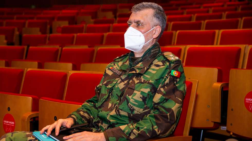 O coordenador da Task Force do Plano de Vacinação contra a Covid-19, Vice-Almirante Henrique Gouveia e Melo, durante a sessão de apresentação da “Situação epidemiológica da Covid-19 em Portugal”, na sede do Infarmed, em Lisboa, 27 de abril de 2021. JOSÉ SENA GOULÃO/LUSA
