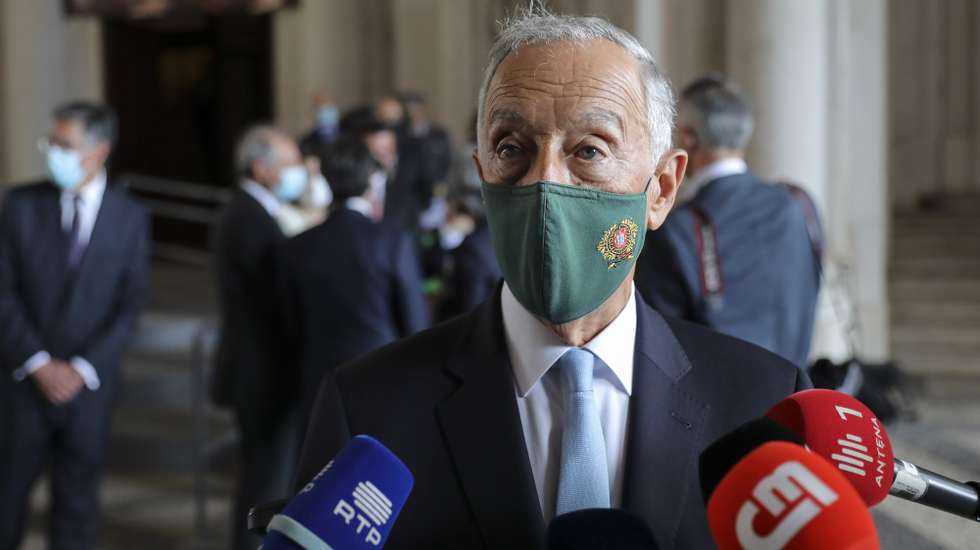 O presidente da República, Marcelo Rebelo de Sousa, fala aos jornalistas após a inauguração da exposição "D. Maria II. De princesa brasileira a rainha de Portugal. 1819-1853", na Galeria do Rei D. Luís - Palácio Nacional da Ajuda em Lisboa, 25 de maio de 2021. MIGUEL A. LOPES / LUSA