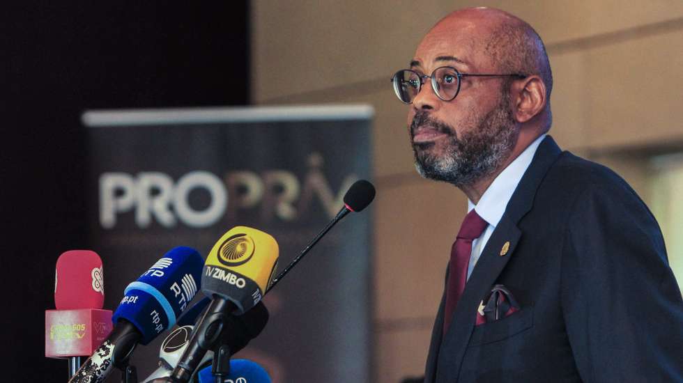 O ministro das Finanças de Angola, Archer Mangueira, assumiu hoje que o Governo "ainda não tem uma estimativa de receitas" que serão arrecadadas com a privatização de 195 empresas públicas angolanas, admitindo, no entanto, possibilidade de "branqueamento de capitais", durante a apresentação do Programa das Privatizações [ProPriv], em Luanda, Angola, 13 de agosto de 2019. O Governo angolano apresentou hoje o ProPriv 2019-2022, prevendo privatizar nesse período 195 empresas públicas, das quais 32 estão classificadas como empresas de referência nacional, nomeadamente dos setores dos Recursos Mineiras e Petróleos, Telecomunicações e Tecnologias de Informação, Transportes, Finanças, Hotelaria e Turismo, Agricultura e Indústria. AMPE ROGÉRIO / LUSA