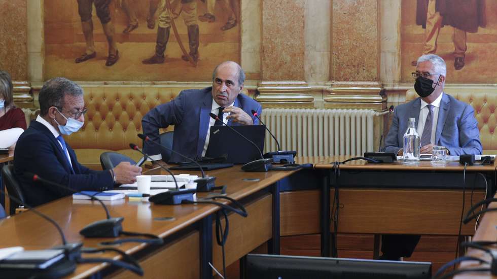 O deputado socialista e relator da  Comissão Eventual de Inquérito Parlamentar às perdas registadas pelo Novo Banco e imputadas ao Fundo de Resolução, Fernando Anastácio (C), acompanhado pelo presidente da Comissão, Fernando Negrão (D), durante a apresentação do relatório da referida comissão na Assembleia da República, em Lisboa, 20 de julho de 2021. ANTÓNIO COTRIM/LUSA