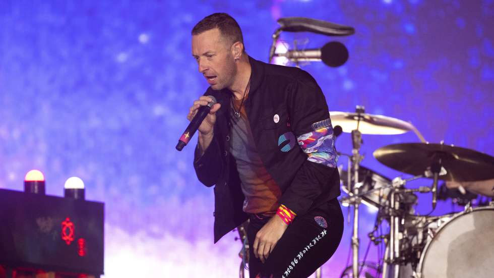 epa09843441 British singer Chris Martin and his band Coldplay perform during a concert as part of the 'Music of the Spheres' tour, at the Felix Sanchez Olympic Stadium in Santo Domingo, Dominican Republic, 22 March 2022.  EPA/Orlando Barria