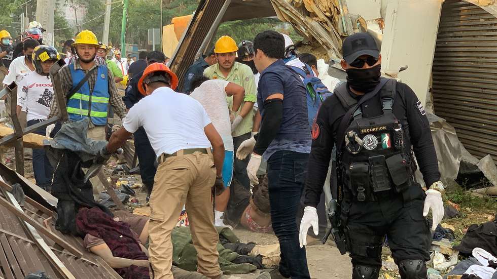 epa09633037 Rescuers and authorities work in the area of the accident of a truck where migrants were traveling, in the Chiapa de Corzo municipality, Chiapas state, Mexico, 09 December 2021. A total of 49 migrants lost their lives and another 58 were injured in an accident involving a truck on a highway in the southeastern Mexican state of Chiapas, according to official sources.  EPA/Carlos Lopez