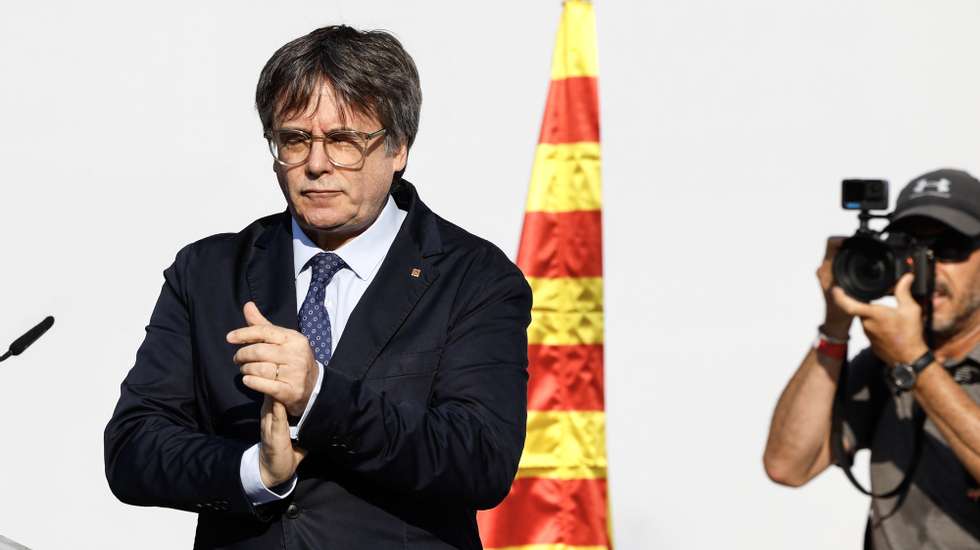 epa11535548 Former Catalan president Carles Puigdemont (L) reacts as he addresses supporters in Barcelona, Spain, 08 August 2024. Catalonia&#039;s former president Carles Puigdemont returned to Spain after seven years of self-imposed exile abroad, despite a pending arrest warrant. The Mossos d&#039;Esquadra was deployed early morning on 08 August to secure access to the Parliament for the investiture of Salvador Illa. The plenary session of the Parliament will host the investiture debate of the Socialist leader Salvador Illa as the new president of the Generalitat, the government of Catalonia.  EPA/ALBERTO ESTEVEZ