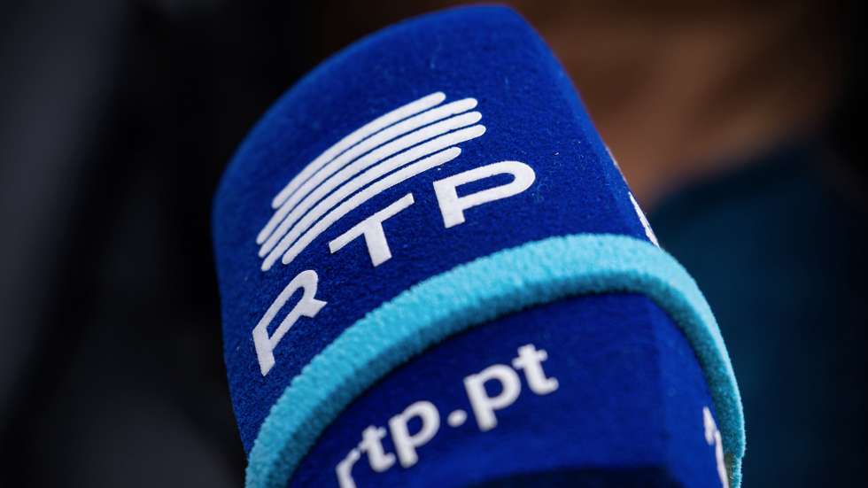 Um microfone da RTP em Vila Nova de Gaia, 03 de novembro de 2023. Decorre neste dia um plenário que acontece durante o decurso da greve que o Sindicato Nacional dos Trabalhadores das Telecomunicações e Audiovisual, SINTTAV marcou entre o dia 28 e o dia 3 de Novembro. JOSÉ COELHO/LUSA