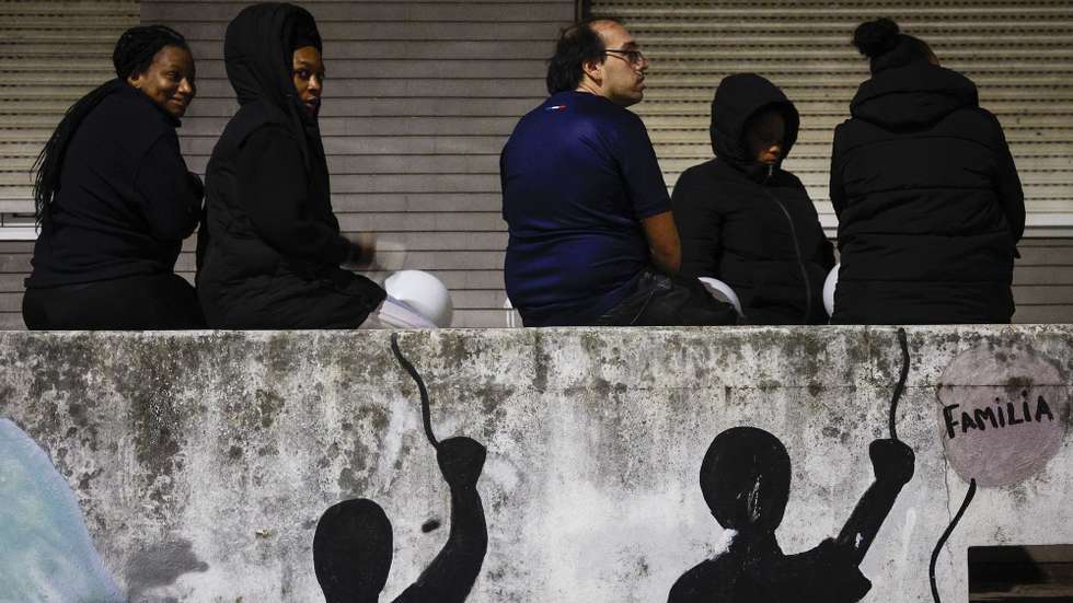 Familiares e amigos de Odair Moniz, cidadão cabo-verdiano baleado por um agente da Polícia de Segurança Pública (PSP) na madrugada de segunda-feira no Bairro da Cova da Moura, prestam a sua homenagem durante uma vigília promovida pelo movimento Vida Justa, uma semana após a sua morte, no Bairro do Zambujal, na Amadora, 28 de outubro de 2024. ANTÓNIO PEDRO SANTOS/LUSA