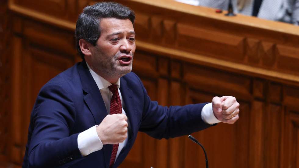 O deputado do Chega, André Ventura, usa da palavra durante o debate quinzenal com o primeiro-ministro, na Assembleia da República, em Lisboa, 15 de janeiro de 2025. TIAGO PETINGA/LUSA