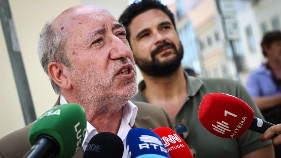 O candidato às presidenciais do Partido Comunista Português (PCP), António Filipe, fala os jornalistas durante a marcha da Frente Comum dos Sindicatos da Administração Pública (FCSAP) "Serviços Públicos não são mercadoria!", do Largo da Estrela até ao Palácio de São Bento, em Lisboa, 17 de julho de 2025. RODRIGO ANTUNES/LUSA