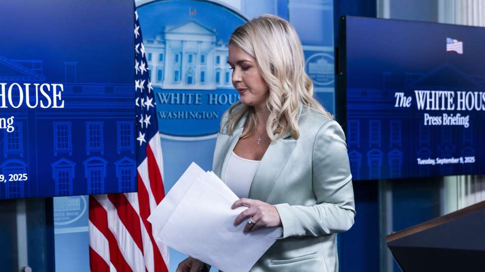 epa12365503 White House Press Secretary Karoline Leavitt departs after holding a media briefing in the White House Briefing Room in Washington, DC, USA, 09 September 2025. Leavitt spoke extensively about Israel's bombing of Hamas leadership in Qatar, as well as President Trump's alleged birthday letter to convicted sex offender Jeffrey Epstein.  EPA/JIM LO SCALZO