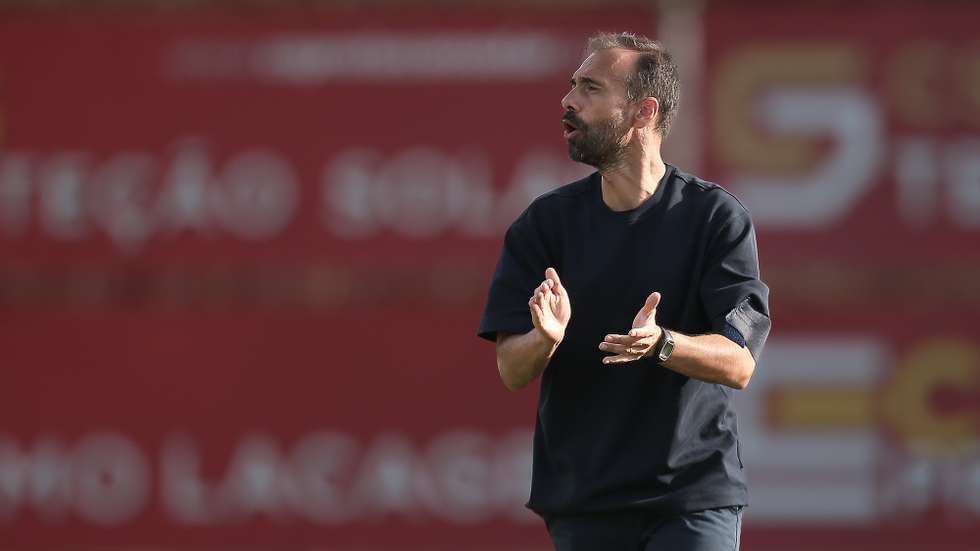 O treinador do Famalicão, Hugo Oliveira, festeja no final do jogo de futebol da 3.ª eliminatória da Taça de Portugal contra o São João de Ver, disputado no estádio Sp. Clube São João de Ver, em Santa Maria da Feira, 18 de outubro de 2025. MANUEL FERNANDO ARAÚJO/LUSA