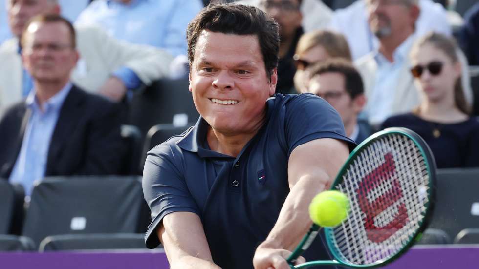 epa11423479 Milos Raonic of Canada in action during his third round match against Taylor Fritz of the USA at the Queen's Club tennis tournament in London, Britain, 19 June 2024.  EPA/ANDY RAIN