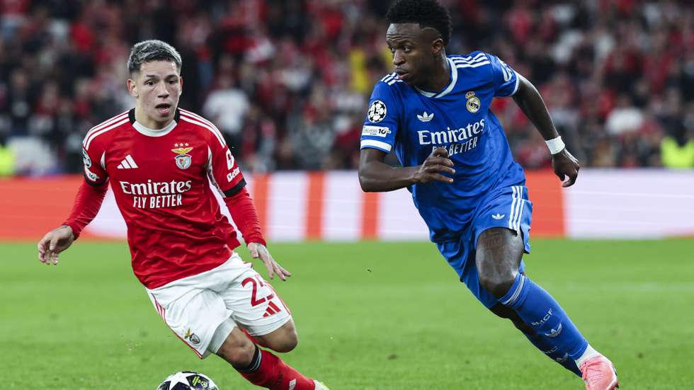 epa12752007 Benfica's Gianluca Prestianni (L) vies for the ball with Real Madrid's Vinicius Junior during the UEFA Champions League soccer match between Benfica and Real Madrid, in Lisbon, Portugal, 17 February 2026.  EPA/JOSE SENA GOULAO