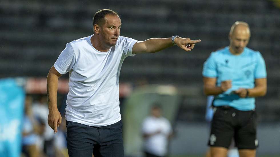 O treinador do Santa Clara, Petti, durante o jogo da I Liga de futebol com o Nacional, realizado no Estádio de São Miguel, em Ponta Delgada, 10 de agosto de 2026. EDUARDO COSTA/LUSA