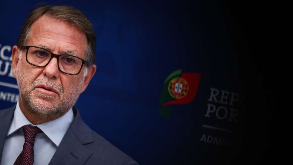 O ministro da Administração Interna, Luís Neves, durante uma conferência de imprensa após uma reunião com as forças de segurança publica e rodoviária com o objetivo delinear e definir medidas de combate à sinistralidade rodoviária, em Lisboa, 12 de agosto de 2026. RODRIGO ANTUNES/LUSA