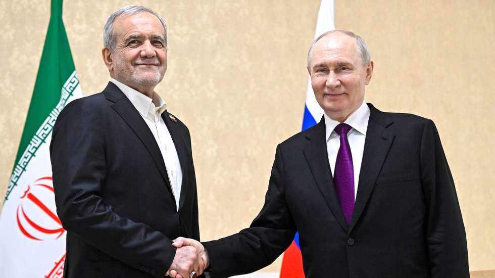epa13290254 Iranian President Masoud Pezeshkian (L) and Russian President Vladimir Putin shake hands as they pose for photos before a meeting in Turkmenbashi, Turkmenistan, 08 October 2026. Vladimir Putin arrived in Turkmenistan on a two-day working visit.  EPA/SERGEY BOBYLEV / SPUTNIK / KREMLIN POOL MANDATORY CREDIT