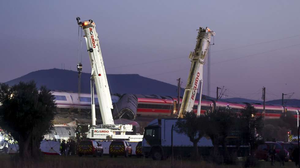 epa13337128 Rescue team members with heavy machinery at the scene where two high-speed trains (AVE in Spanish symbols), one of Renfe and another of Iryo, that have crashed in the village of Urda, Toledo, Spain, 28 October 2026. At least 68 people have been killed in the accident, according to local authorities.  EPA/ISMAEL HERRERO