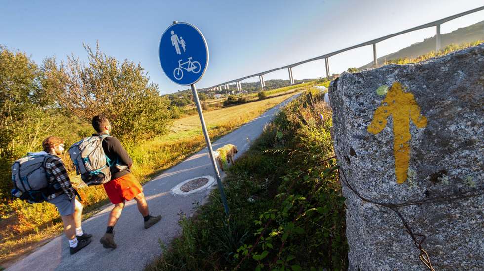 De mochila às costas, Pedro Costa e Marco Duarte, percorreram parte do Caminho Português Interior de Santiago, um percurso de “paisagens deslumbrantes” por vinhas, montanhas e vales, mas que precisa de mais sinalização, limpeza de troços e albergues, em Vila Pouca de Aguiar, Vila Real, 14 de agosto de 2019. A viagem começou em Peso da Régua, em pleno Douro vinhateiro e Património Mundial da Humanidade e, durante uma semana, atravessaram o distrito de Vila Real até à fronteira com Espanha, na zona de Chaves. (ACOMPANHA TEXTO DE 19 DE AGIOSTO DE 2019). PEDRO SARMENTO COSTA / LUSA