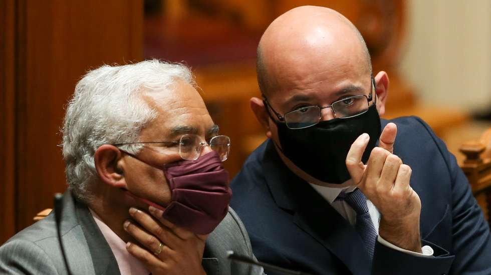 O primeiro-ministro, António Costa (E), conversa com o ministro das Finanças, João Leão (D), durante a sessão plenária para a votação do Orçamento do Estado 2021 (OE2021), na Assembleia da República, em Lisboa, 26 de novembro de 2020. MANUEL DE ALMEIDA/LUSA